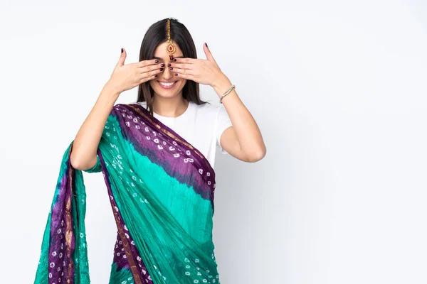 白い背景に手で目を覆う若いインド人女性 — ストック写真