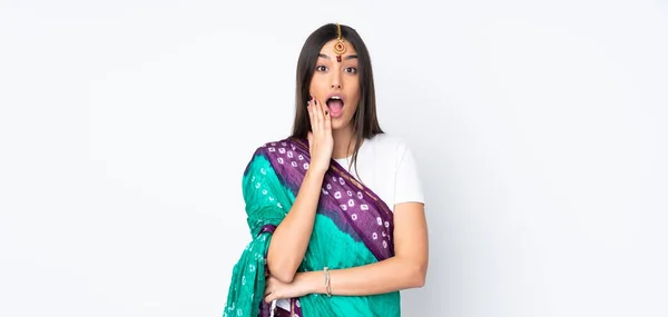 Jeune Indienne Isolée Sur Fond Blanc Surprise Choquée Regardant Droite — Photo