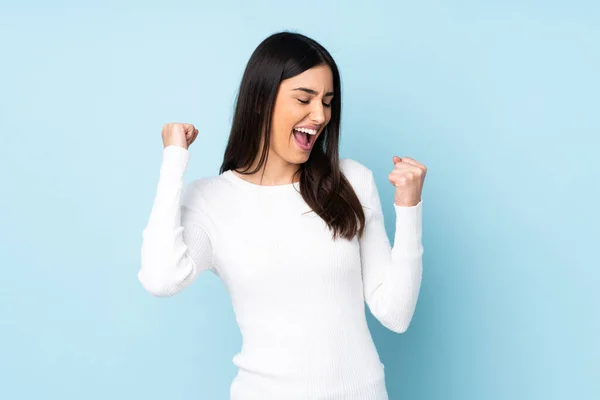 Jonge Kaukasische Vrouw Geïsoleerd Blauwe Achtergrond Vieren Een Overwinning — Stockfoto