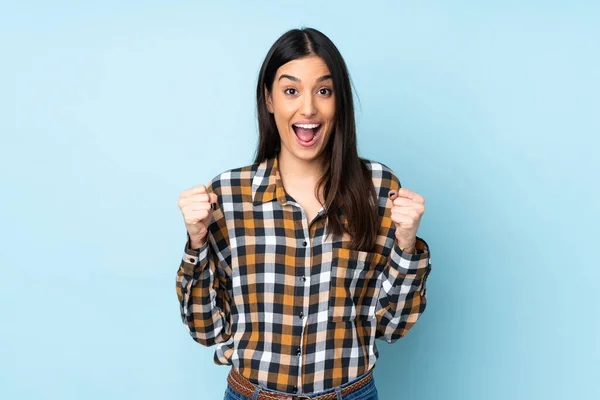 Giovane Donna Caucasica Isolata Sfondo Blu Che Celebra Una Vittoria — Foto Stock