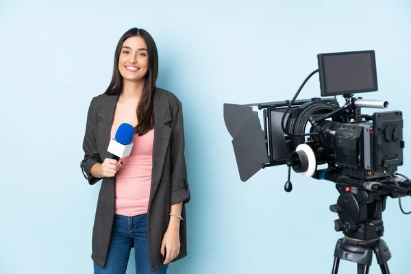 Mulher Repórter Segurando Microfone Reportando Notícias Isoladas Fundo Azul Rindo — Fotografia de Stock