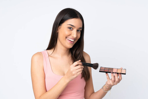 Молодая кавказская женщина изолирована на белом фоне с макияжем и счастливой