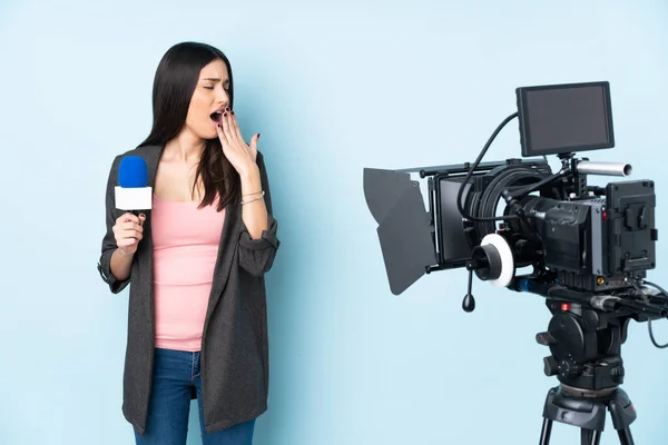 Reporter Kobieta Trzyma Mikrofon Raportowania Wiadomości Izolowane Niebieskim Tle Ziewanie — Zdjęcie stockowe