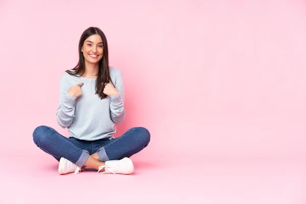 Mujer Joven Caucásica Aislada Sobre Fondo Rosa Con Expresión Facial —  Fotos de Stock