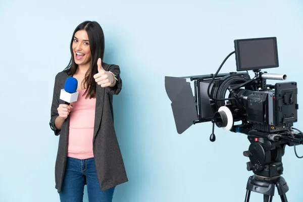 Muhabir Kadın Mikrofon Tutuyor Mavi Arka Planda Iyi Bir Şey — Stok fotoğraf
