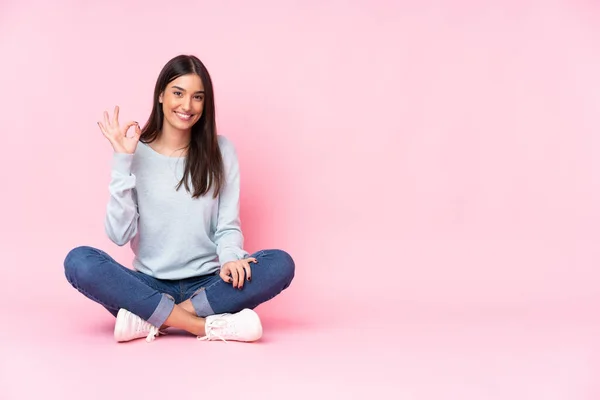 Mujer Joven Caucásica Aislada Sobre Fondo Rosa Mostrando Signo Con — Foto de Stock