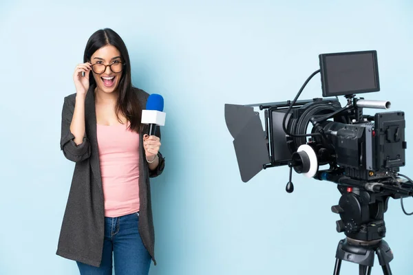 Mulher Repórter Segurando Microfone Reportando Notícias Isoladas Fundo Azul Com — Fotografia de Stock