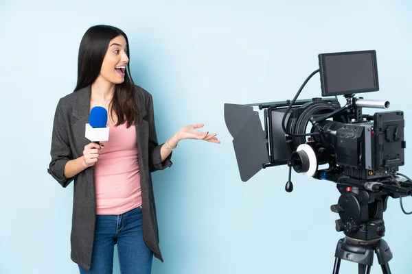 Reporter Woman Holding Microphone Reporting News Isolated Blue Background Surprise — Stock Photo, Image
