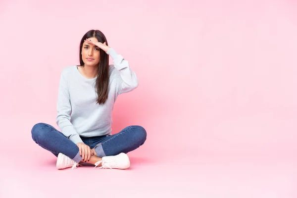 Joven Mujer Caucásica Aislada Sobre Fondo Rosa Mirando Lejos Con — Foto de Stock