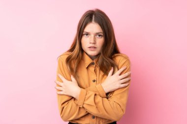 Ukraynalı genç kız soyutlanmış pembe arka planda donuyor