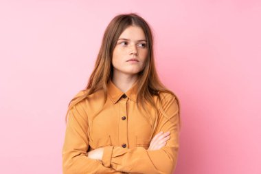 İzole edilmiş pembe arkaplan portresi üzerinde Ukraynalı genç kız