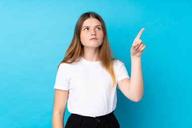 Ukraynalı genç kız, izole edilmiş mavi arka plan üzerinde şeffaf ekrana dokunuyor