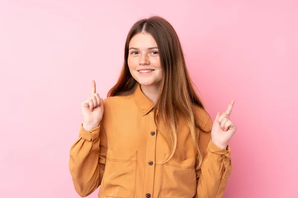 Ragazza Adolescente Ucraina Isolato Sfondo Rosa Che Indica Una Grande — Foto Stock