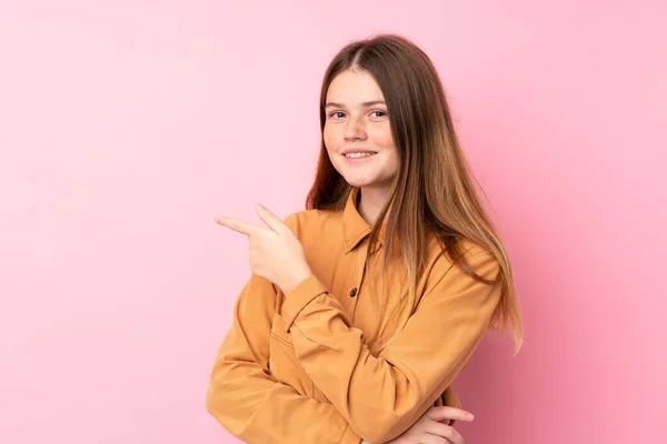 Ουκρανός Έφηβος Κορίτσι Πάνω Από Απομονωμένο Ροζ Φόντο Δείχνοντας Δάχτυλο — Φωτογραφία Αρχείου