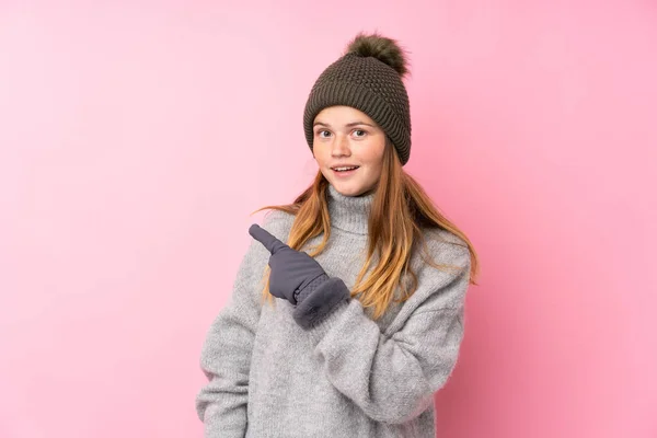 Ragazza Adolescente Ucraina Con Cappello Invernale Sfondo Rosa Isolato Puntando — Foto Stock