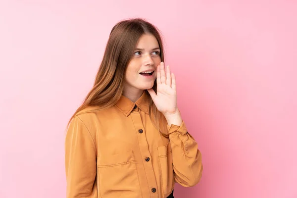 Menina Adolescente Ucraniana Sobre Isolado Fundo Rosa Gritando Com Boca — Fotografia de Stock