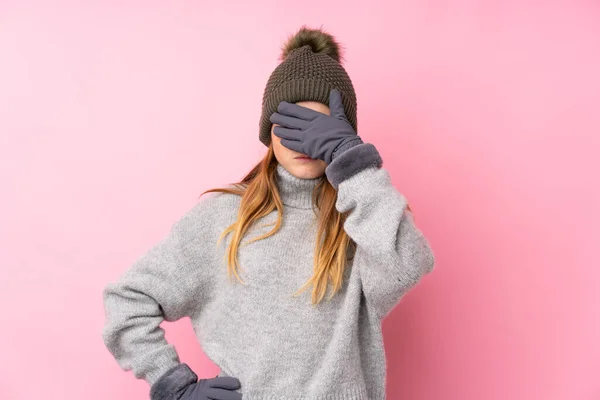 Ukrainska Tonåring Flicka Med Vinter Hatt Över Isolerad Rosa Bakgrund — Stockfoto