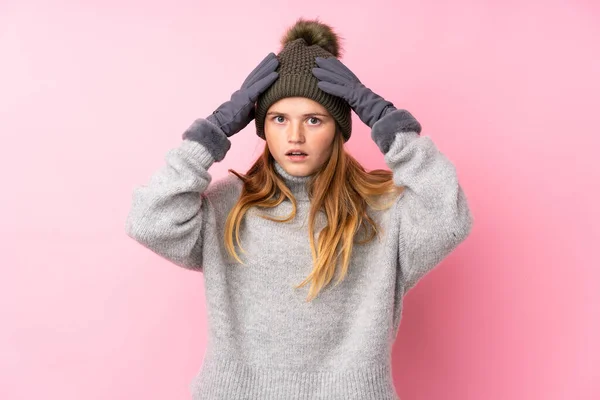 Adolescente Ucraniana Con Sombrero Invierno Sobre Fondo Rosa Aislado Con —  Fotos de Stock