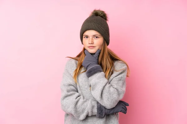 Adolescente Ucraniana Con Sombrero Invierno Sobre Fondo Rosa Aislado Riendo —  Fotos de Stock