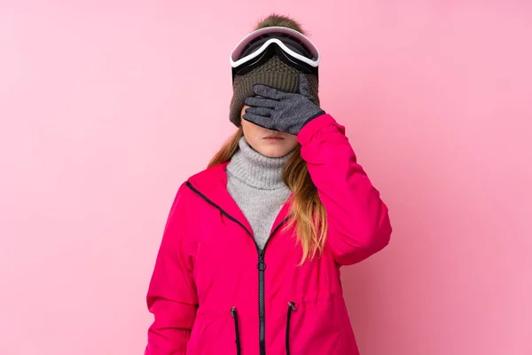 Snowboard Gözlüklü Ukraynalı Genç Kayakçı Kız Izole Edilmiş Pembe Arka — Stok fotoğraf