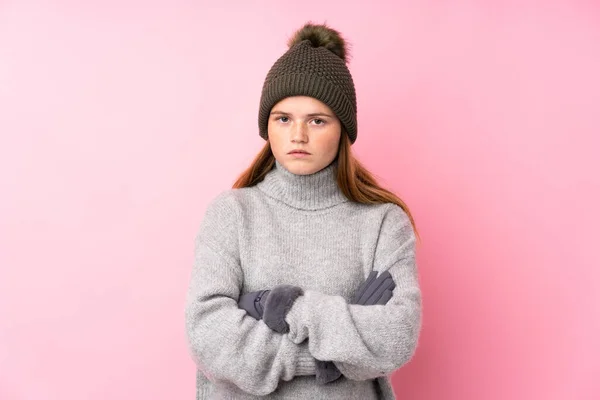 Ukrajinský Teenager Dívka Zimní Klobouk Přes Izolované Růžové Pozadí Držení — Stock fotografie