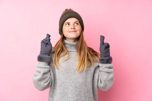 Kış Şapkalı Ukraynalı Genç Kız Izole Pembe Arka Planda Parmakları — Stok fotoğraf