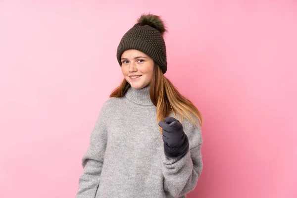 Menina Adolescente Ucraniana Com Chapéu Inverno Sobre Isolado Rosa Fundo — Fotografia de Stock