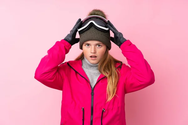 Ukrainska Tonåring Skidåkare Flicka Med Snowboard Glasögon Över Isolerade Rosa — Stockfoto