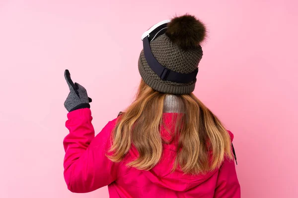 Ukraiński Nastolatek Narciarz Dziewczyna Okulary Snowboardowe Odizolowanym Różowym Tle Wskazując — Zdjęcie stockowe
