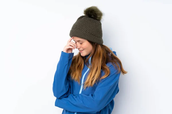Kışlık Şapkalı Ukraynalı Genç Kız Izole Beyaz Arka Planda Gülüyor — Stok fotoğraf