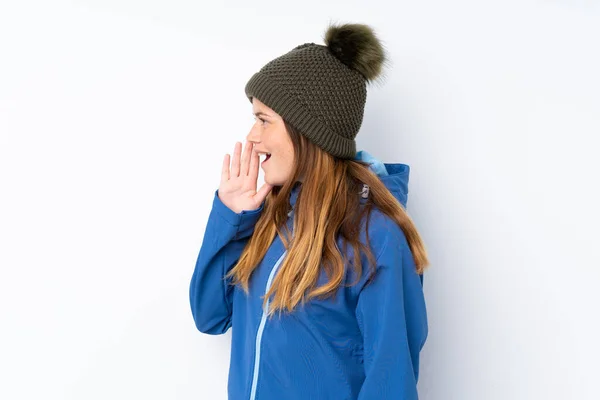 Adolescente Ucraniana Con Sombrero Invierno Sobre Fondo Blanco Aislado Gritando —  Fotos de Stock