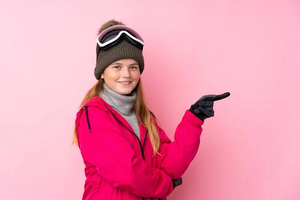 Ukrajinský Teenager Lyžař Dívka Snowboarding Brýle Přes Izolované Růžové Pozadí — Stock fotografie