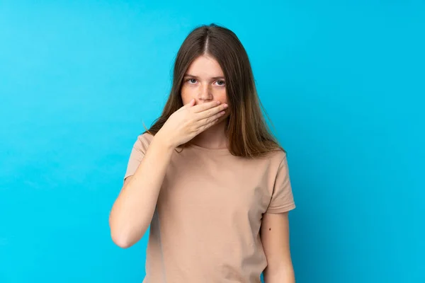 Ucraniano Adolescente Sobre Isolado Azul Fundo Cobrindo Boca Com Mãos — Fotografia de Stock