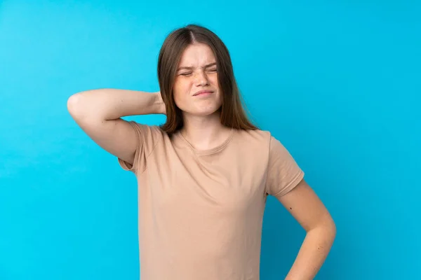 Oekraïense Tiener Meisje Geïsoleerde Blauwe Achtergrond Met Neckache — Stockfoto