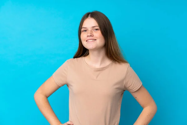 Menina Adolescente Ucraniana Sobre Fundo Azul Isolado Posando Com Braços — Fotografia de Stock