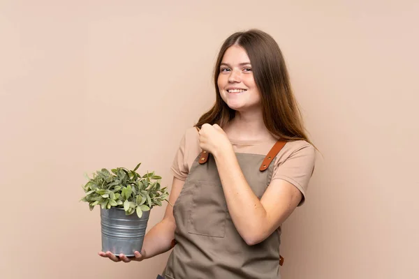 Menina Jardineiro Adolescente Ucraniana Segurando Uma Planta Celebrando Uma Vitória — Fotografia de Stock