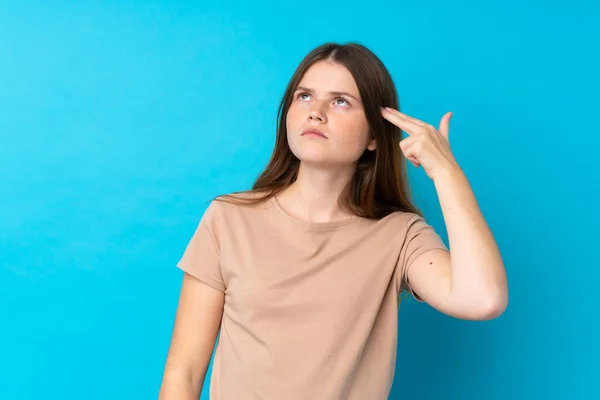 Ucraniano Adolescente Chica Sobre Aislado Azul Fondo Con Problemas Haciendo —  Fotos de Stock