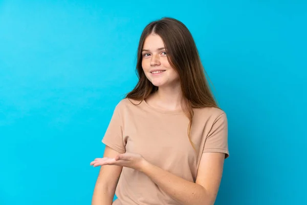 Adolescente Ukrainienne Sur Fond Bleu Isolé Présentant Une Idée Tout — Photo