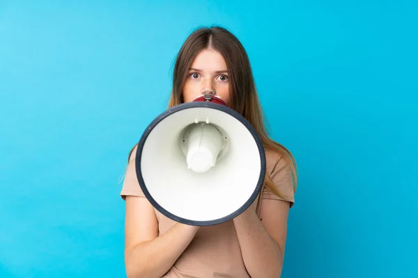 Oekraïense Tiener Meisje Geïsoleerde Blauwe Achtergrond Schreeuwen Door Een Megafoon — Stockfoto