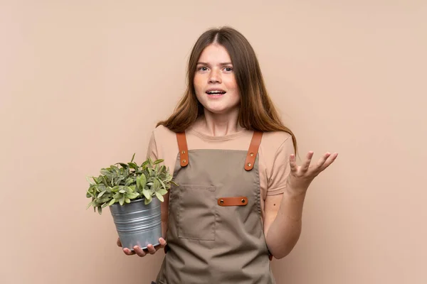 Adolescente Ucraniana Jardinero Chica Sosteniendo Una Planta Infeliz Frustrado Con —  Fotos de Stock