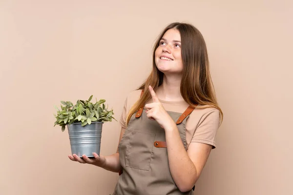 Adolescente Ucraniana Jardinero Chica Sosteniendo Una Planta Que Apunta Con — Foto de Stock