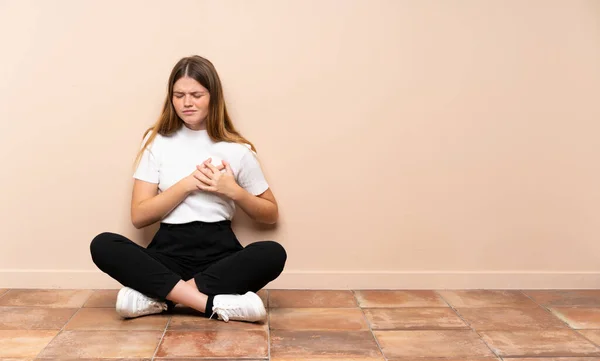 Oekraïense Tiener Meisje Zitten Vloer Met Een Pijn Het Hart — Stockfoto