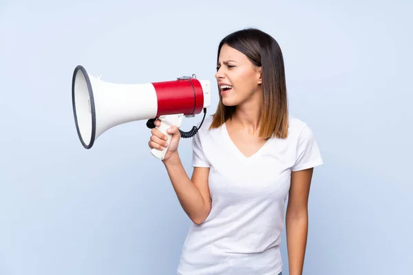 Jonge Vrouw Geïsoleerde Blauwe Achtergrond Schreeuwen Door Een Megafone — Stockfoto