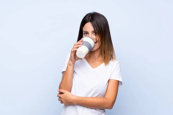 Mladá Žena Nad Izolované Modré Pozadí Držení Pití Kávy Odnést — Stock fotografie