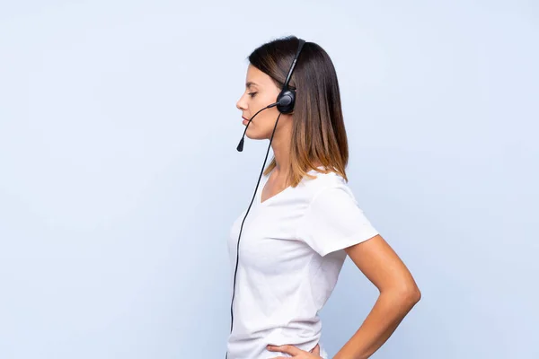 Jeune Femme Sur Fond Bleu Isolé Travaillant Avec Casque — Photo