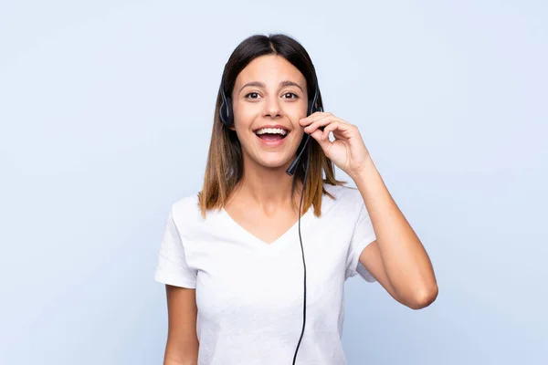 Mujer Joven Sobre Fondo Azul Aislado Trabajando Con Auriculares —  Fotos de Stock