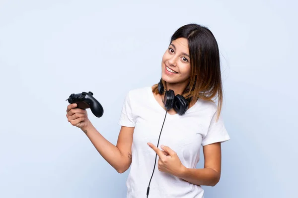 Jovem Mulher Sobre Isolado Fundo Azul Jogando Videogames — Fotografia de Stock
