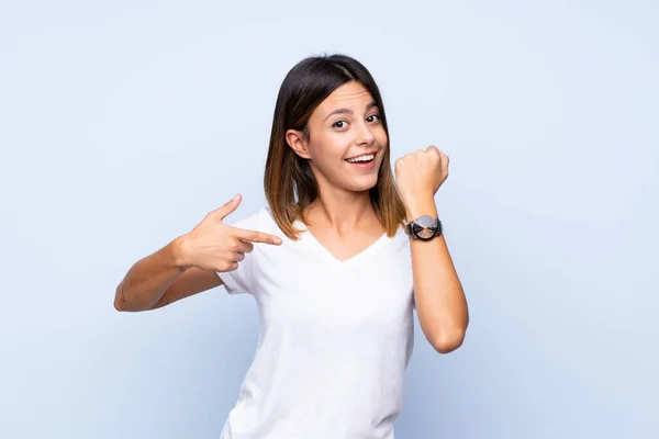 Mujer Joven Sobre Fondo Azul Aislado Que Muestra Reloj Mano —  Fotos de Stock