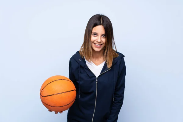 Молодая Женщина Изолированном Синем Фоне Мячом Баскетбола — стоковое фото