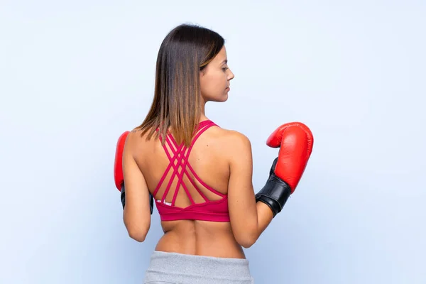 Mujer Deportiva Joven Sobre Fondo Azul Aislado Con Guantes Boxeo —  Fotos de Stock